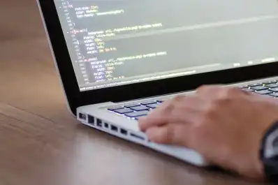 Una empresa tecnológica ofrece cursos online y gratuitos de IA, bases de datos y nube