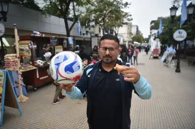 Jugó en Tucumán Central, entrenó en Boca con Batistuta y hoy es el creador de los chanchichurros