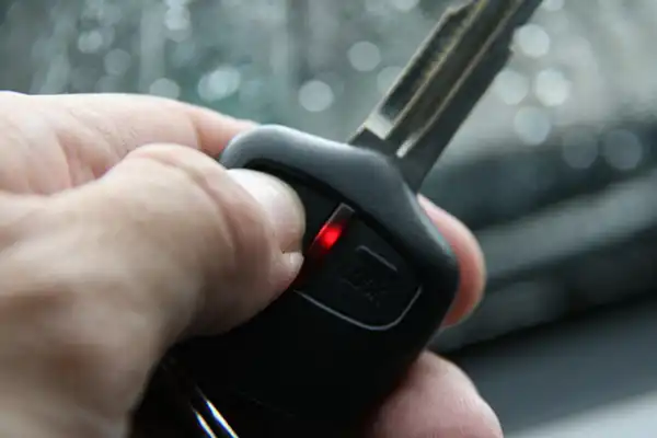 Robo con inhibidor: imputan a un motochorro por sustraer una notebook de una camioneta