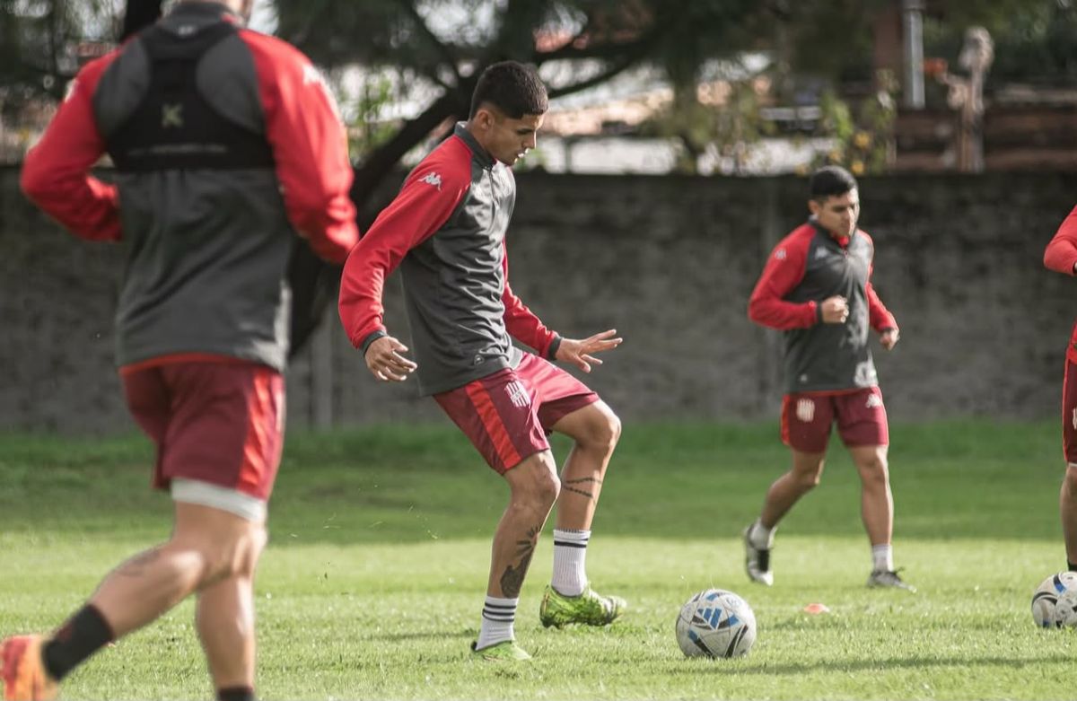 CRECIMIENTO. El delantero participa de una práctica junto al plantel de Primera, donde busca ganarse un lugar a fuerza de trabajo y rendimiento.