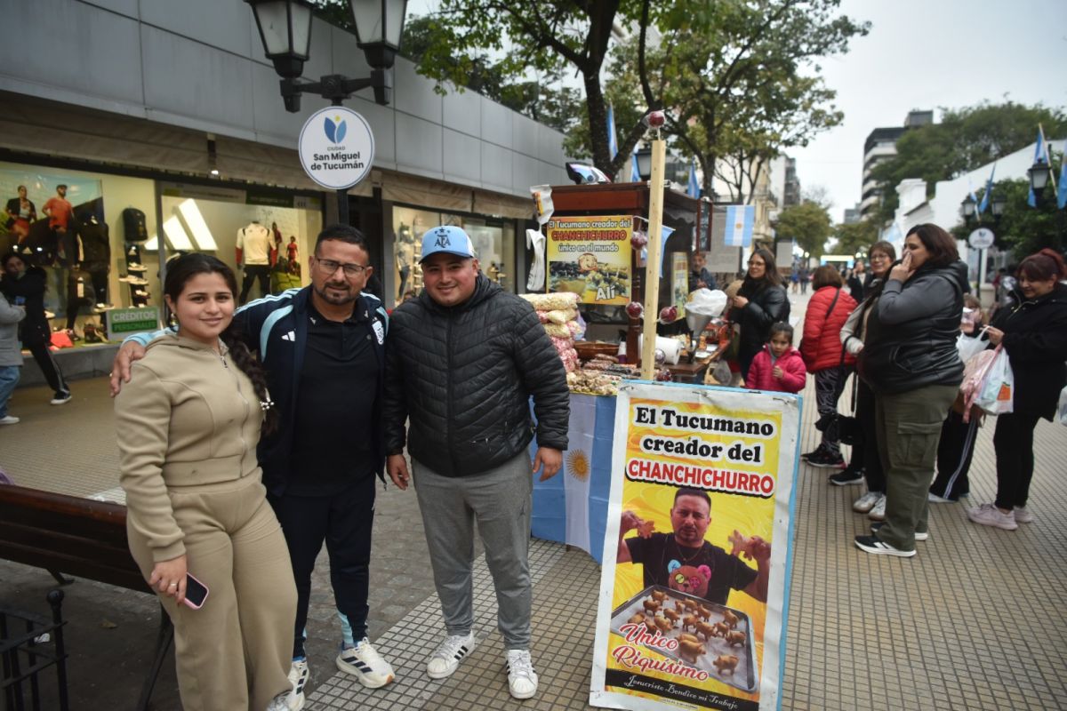 FAMILIA. El protagonista posa junto a sus hijos.