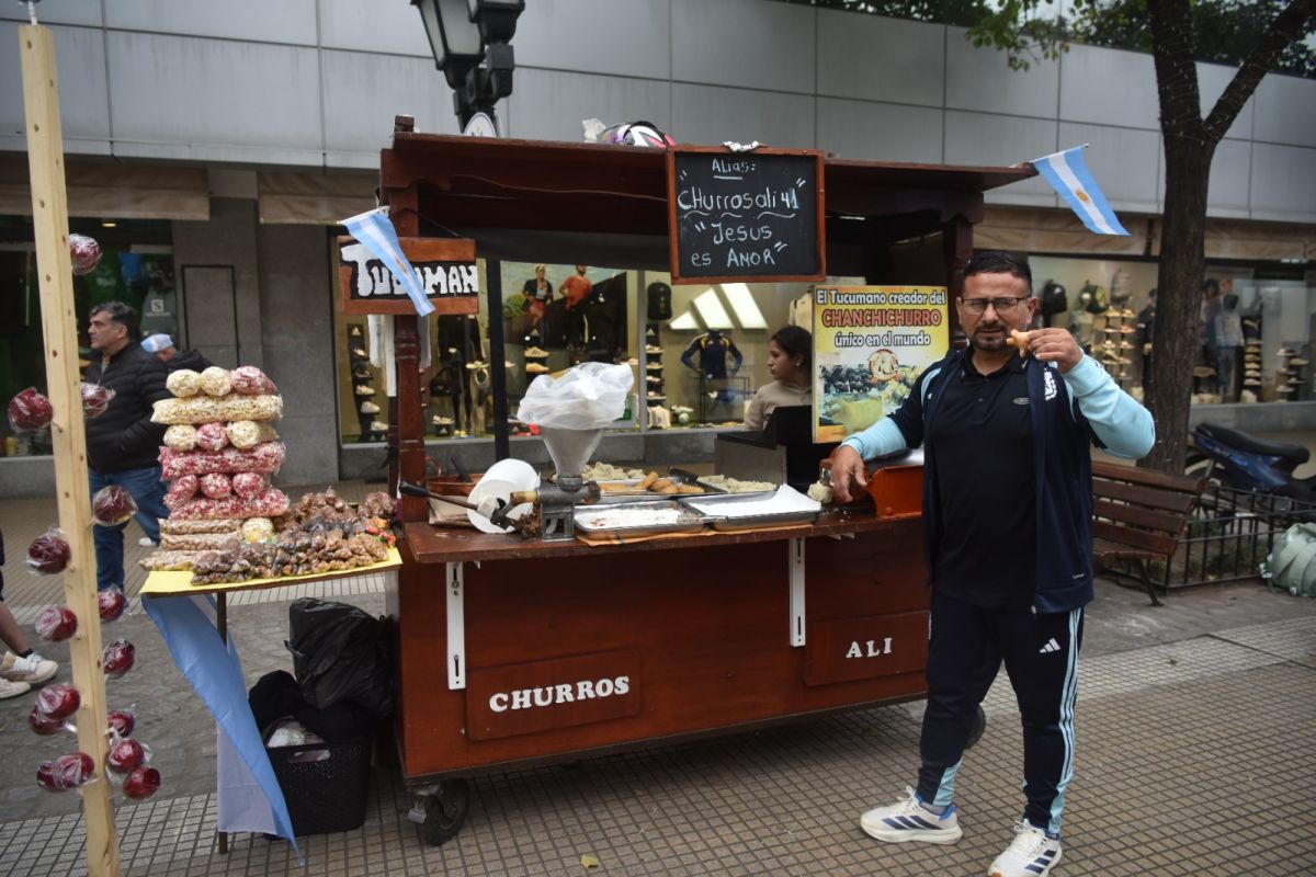 Jugó en Tucumán Central, entrenó en Boca con Batistuta y hoy es el creador de los chanchichurros