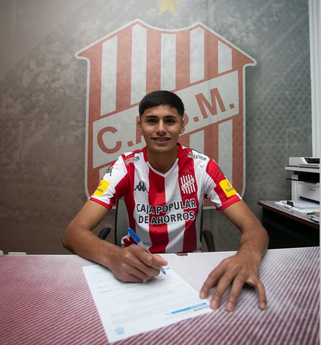 PASO CLAVE. Sir estampa la firma que lo vincula profesionalmente con San Martín y marca un momento especial en su carrera.