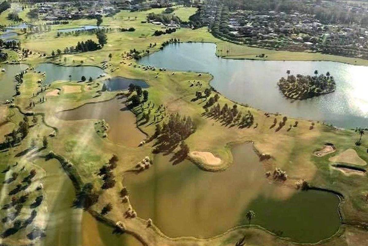 El predio es un paraíso verde que cuenta con arboledas centenarias, un lago artificial de 7 hectáreas y un campo de golf de 18 hoyos.