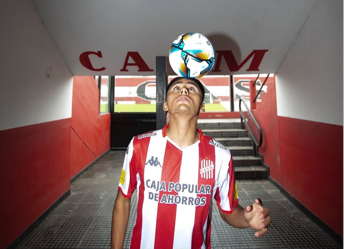SUEÑO. Con la pelota como compañera, Sir transita el túnel rumbo al campo de juego, el camino que espera recorrer en un partido oficial.