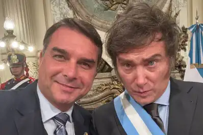 Javier Milei viajó a Brasil para apoyar a Flávio Bolsonaro: los detalles de su agenda