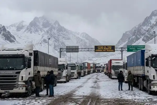 Cierran la mayoría de los pasos internacionales a Chile por las intensas nevadas en la cordillera