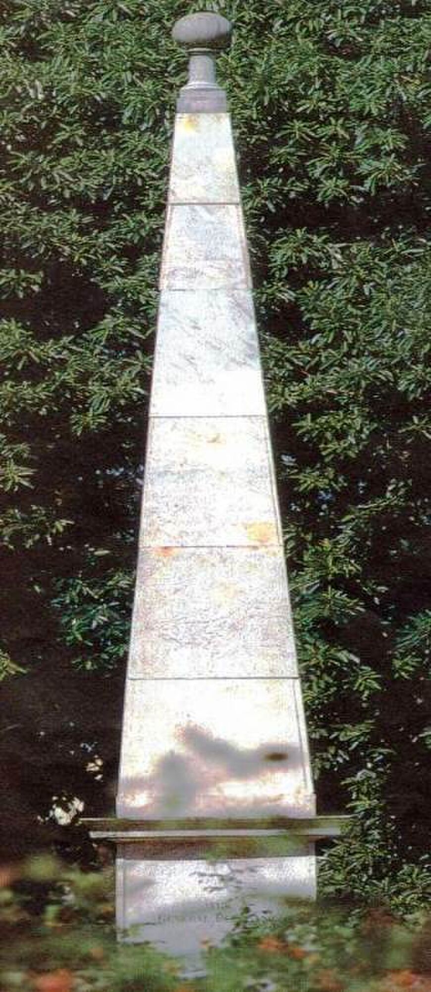 SIN RASTROS. La pirámide en su homenaje levantada en la plaza de Monteros, ciudad natal del prócer, desapareció en una remodelación.