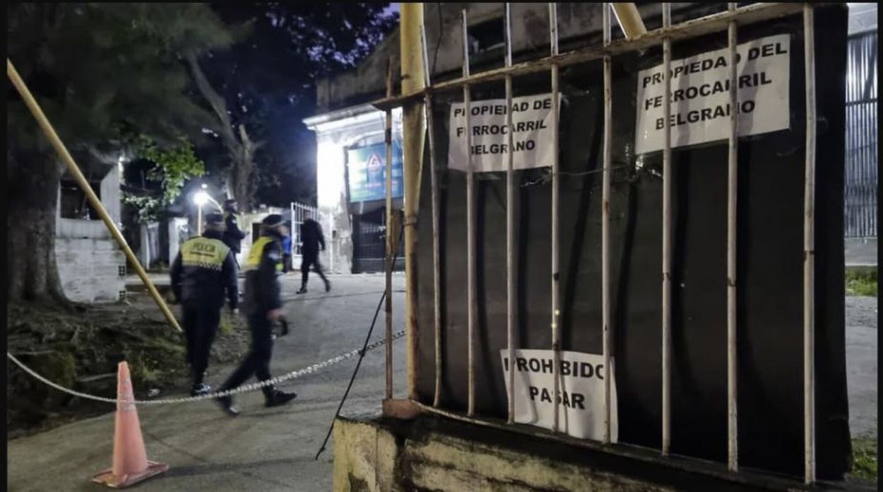 PROHIBIDO PASAR. Desde principios de este mes, la Justicia restringió el acceso al edificio.