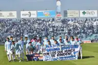 Banderas de Malvinas, cánticos y emoción: el homenaje a la Selección en el Monumental