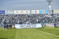 Banderas de Malvinas, cánticos y emoción: el homenaje a la Selección en el Monumental