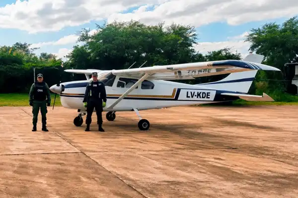 Detienen a dos hombres que intentaron contrabandear una avioneta