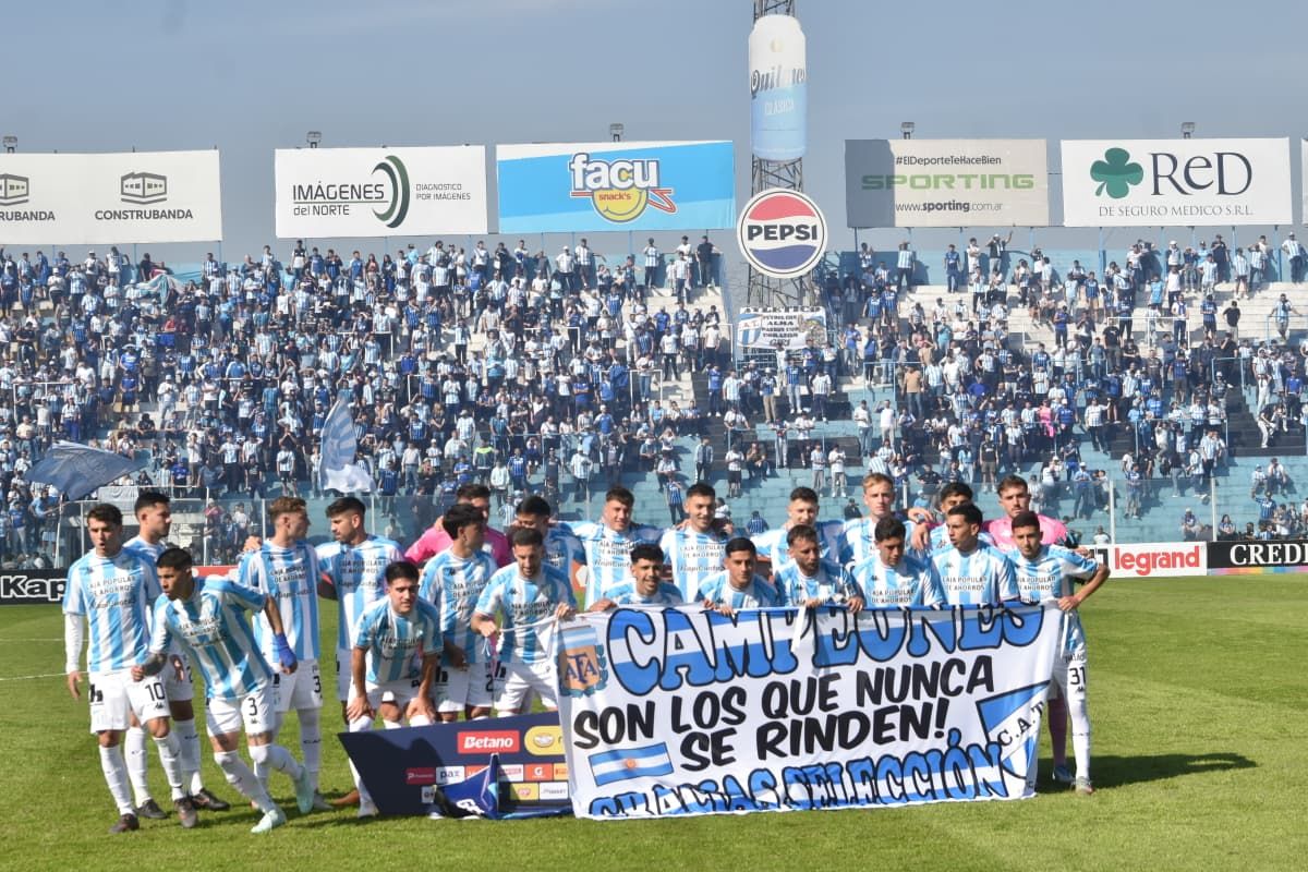 MENSAJE. El plantel de Atlético posó con una bandera en homenaje a la Selección argentina.