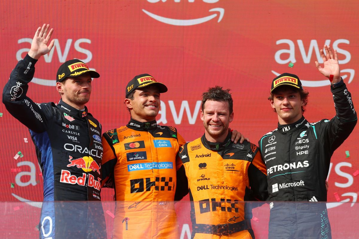 Lando Norris celebra junto a Max Verstappen y Andrea Kimi Antonelli tras completar el podio del Gran Premio de Hungría.