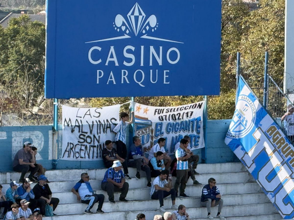 PRESENCIA. La bandera de la familia Casal llevó el mensaje de Malvinas a la tribuna Bolivia.