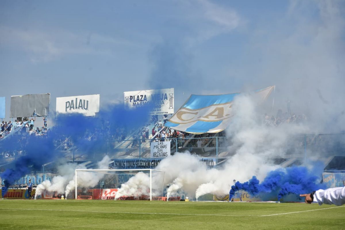RECIBIMIENTO. El Monumental se cubrió de humo celeste y blanco en la salida de Atlético.