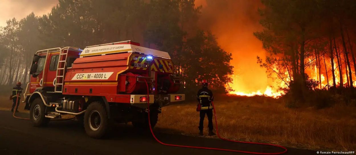 TIERRA ARRASADA. Bomberos trabajan a destajo a lo largo de una zona quemada en Blagon, al oeste de Burdeos, donde el fuego arrasa la Gironda.