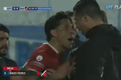 Escándalo en Salta: Enzo Pérez fue expulsado tras hacer el gesto de robo y enfrentarse al cuarto árbitro