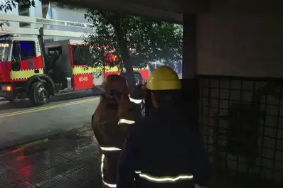 Explosión e incendio en el microcentro de Tucumán: un hombre sufrió graves lesiones y 63 personas fueron evacuadas