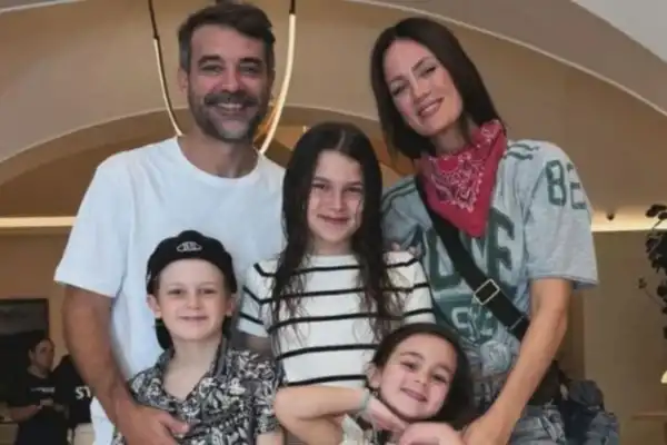 Paula Chaves y Pedro Alfonso mostraron su nueva casa: vestidor para camisetas, amplios ventanales y una galería para reuniones