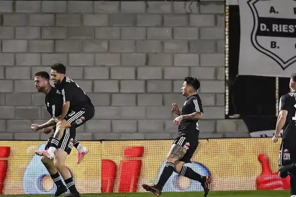 VIDEO: así fue el golazo de Alexander Díaz que selló la goleada de Riestra ante Boca y apunta al Premio Puskas