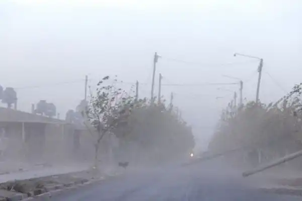 14 provincias bajo riesgo: el SMN emitió la alerta roja, naranja y amarilla por tormentas, frío extremo, viento zonda y nevadas
