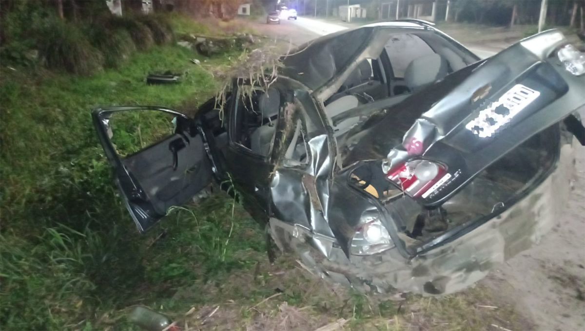 LESIONES. Una mujer perdió el control de su auto en El Chañar.