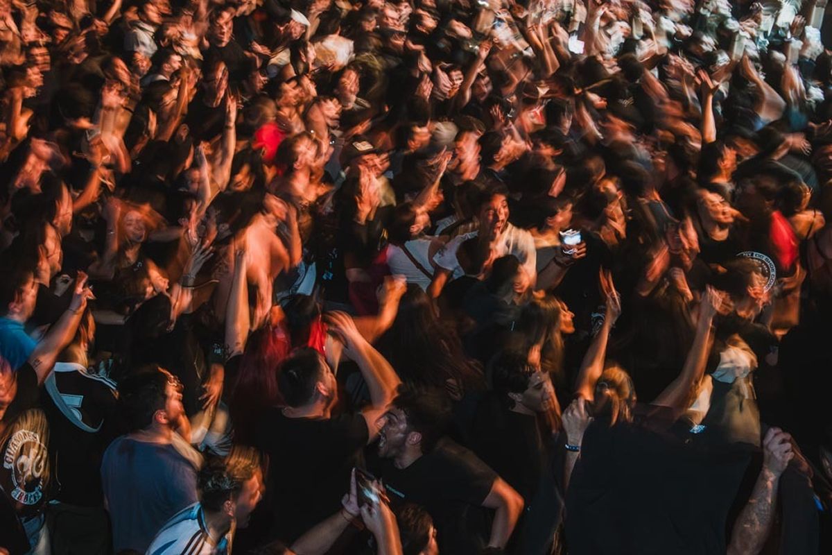 CANCHA ENCENDIDA. El público acompañó el show con pogo, saltos y canciones.