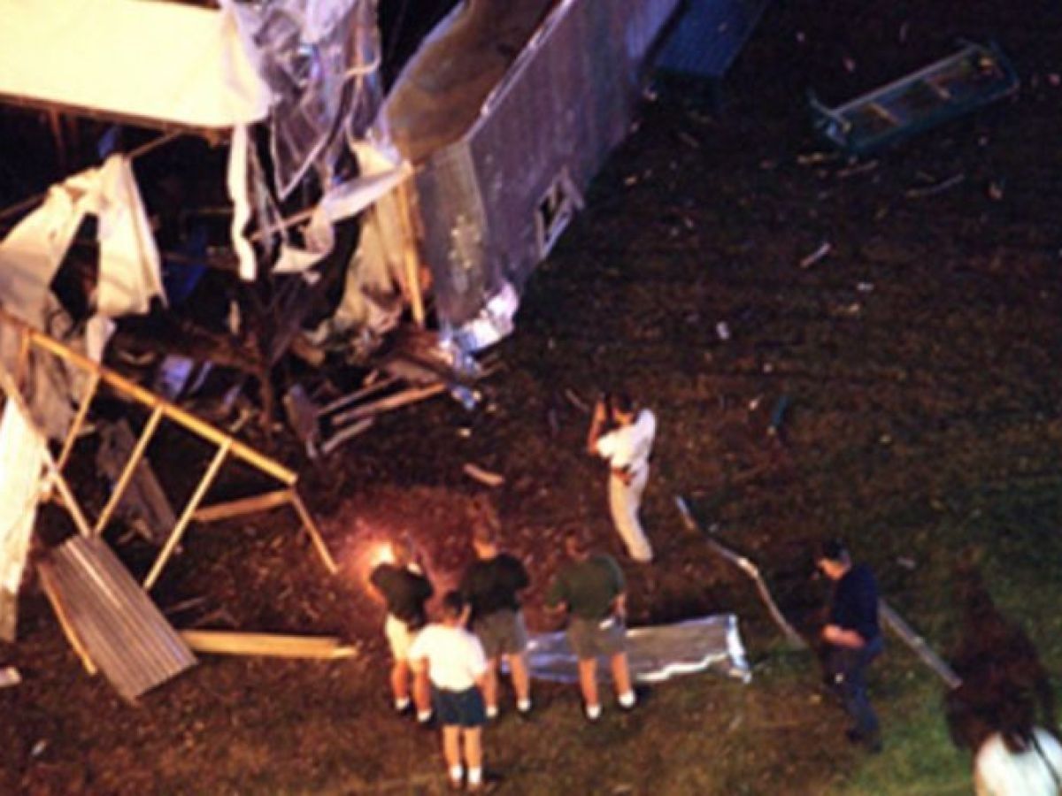 DESTROZOS. Así quedó la zona de la explosión el 27 de julio de 1996.