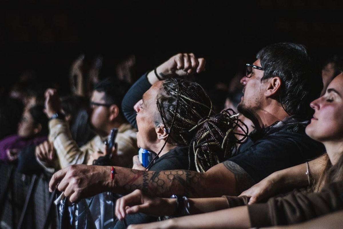 PARTE DEL RECITAL. La gente sostuvo la energía hasta el último tema.