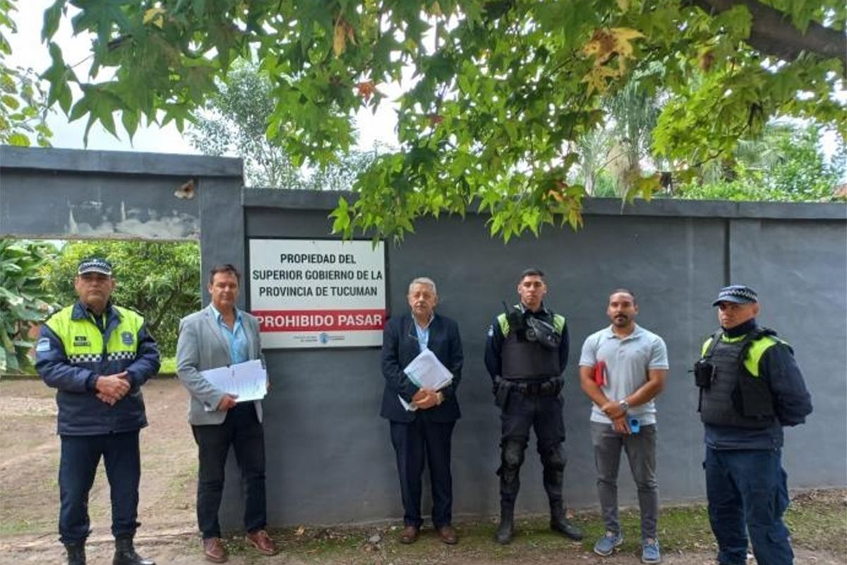 YERBA BUENA. Funcionarios después de haber recuperado un predio que estaba destinado a la construcción de una comisaría.