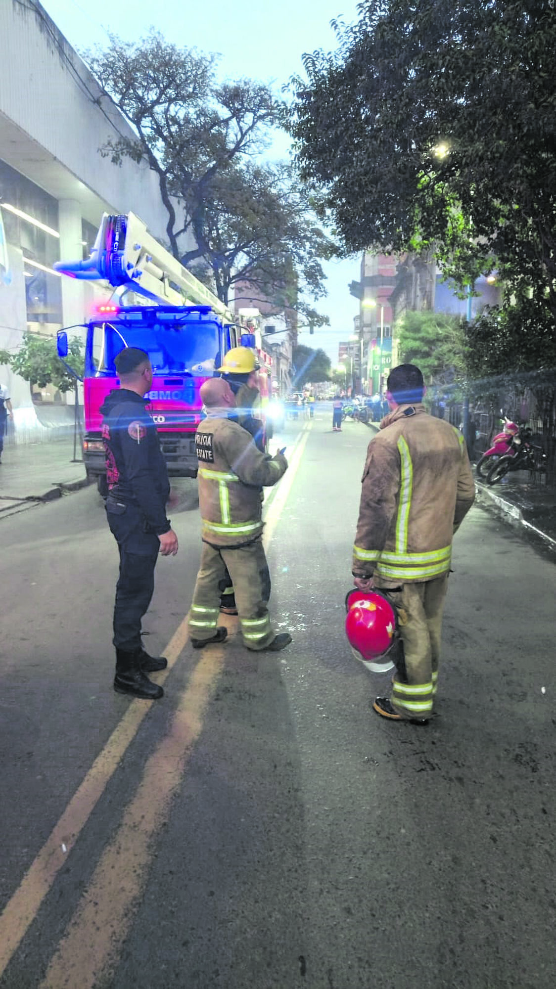 TRABAJO. Los bomberos charlan acerca del procedimiento.