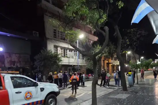 EVACUADOS. Alrededor de 60 personas debieron abandonar el edificio de Monteagudo al 100 luego de la explosión.
