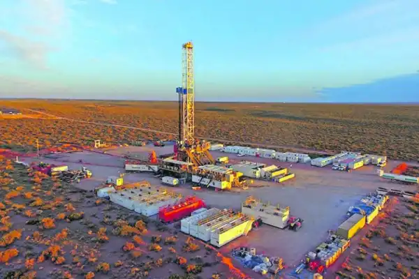 YPF presentó un RIGI récord por U$S 51.000 millones para exportar GNL desde Vaca Muerta