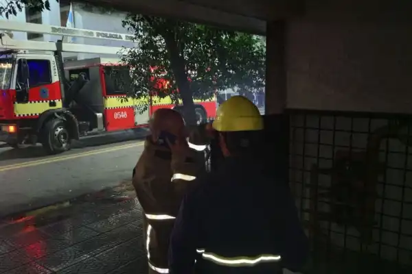 Investigan el origen de la explosión en un departamento de Monteagudo al 100
