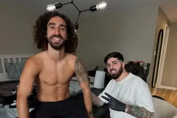Marc Cucurella cumplió una insólita promesa tras ganar el Mundial: se tatuó a Luis de la Fuente