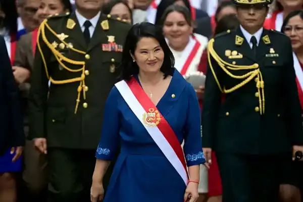 Keiko Fujimori juró en Perú, en medio de una ola de crímenes