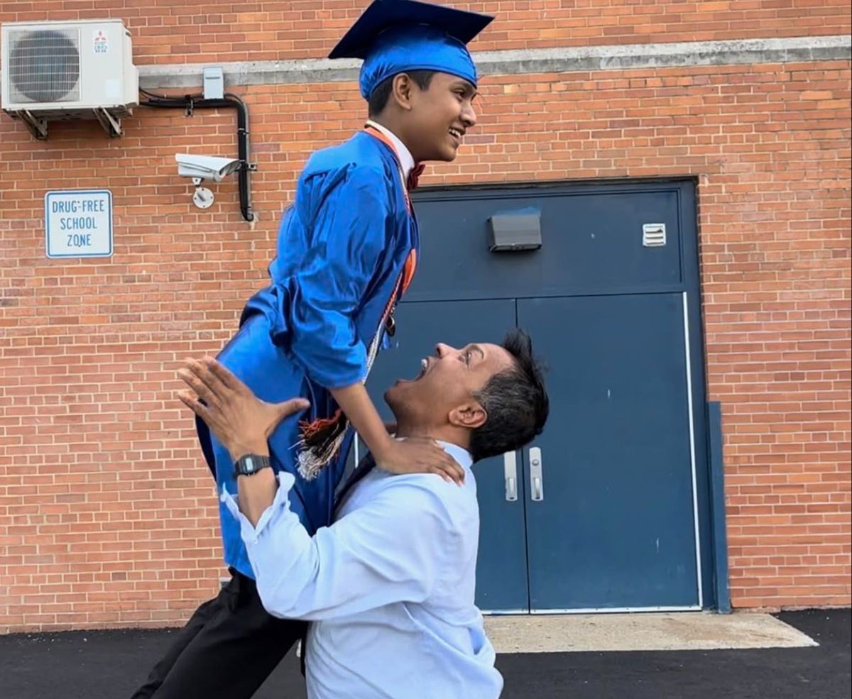 CON SU PADRE. Suborno Isaac Bari, de 12 años, y su padre, Rashidul Bari, en la graduación de la escuela secundaria.