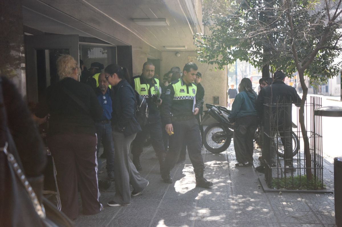 OFICIALES. Personal policial que realizó las pericias en el departamento del tercer piso donde ocurrió el hecho. LA GACETA/ Foto de Analía Jaramillo