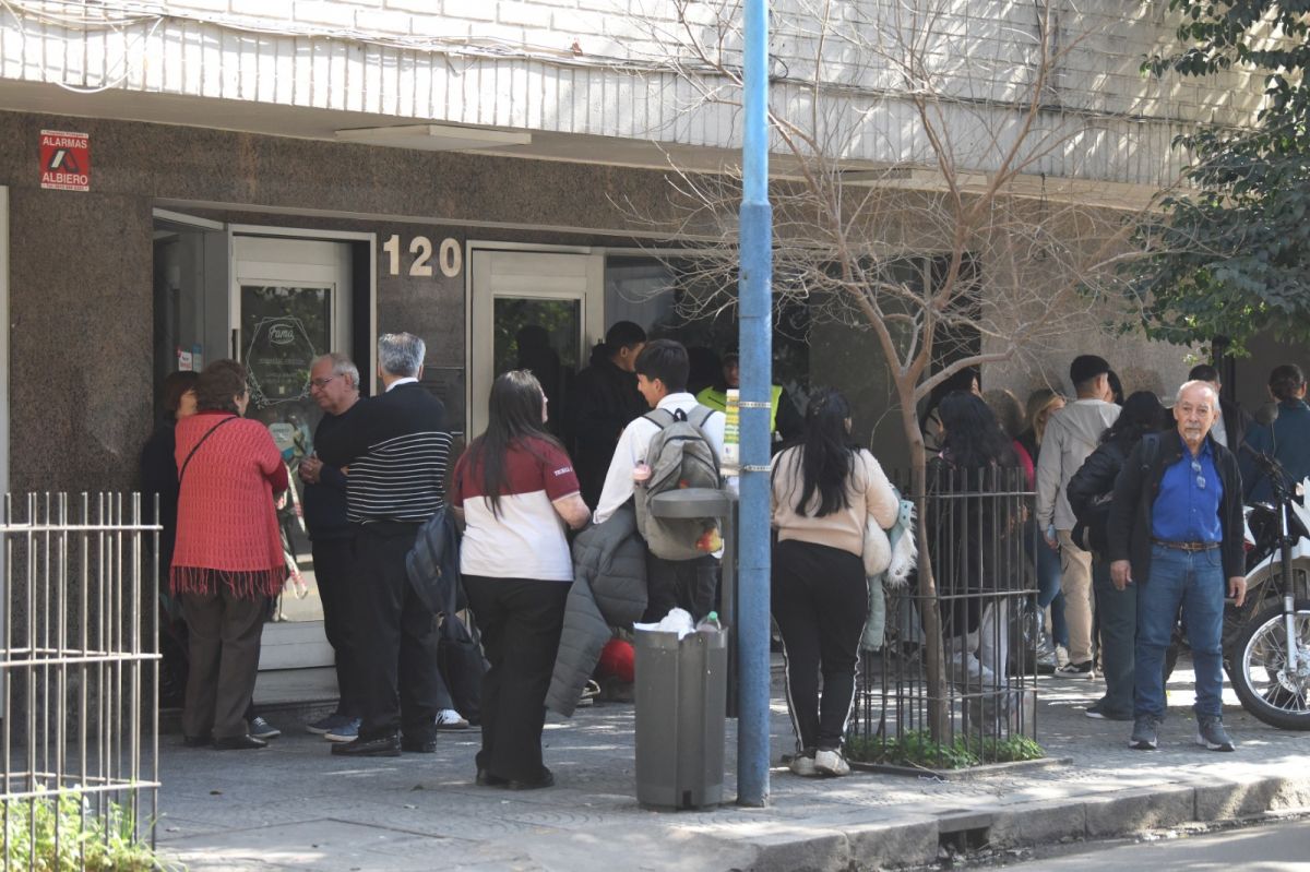 SIN SERVICIOS. Las unidades del edificio permanecen con corte de luz y gas, mientras sus ocupantes aguardan novedades. LA GACETA/ Foto de Analía Jaramillo.