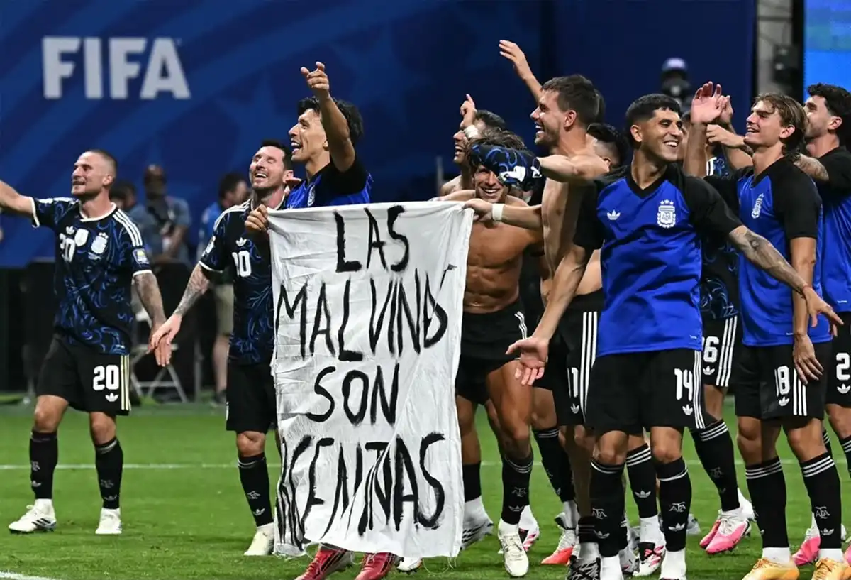 PRECAUCIÓN. Lisandro Martínez y Alexis Mac Allister reforzaron la seguridad de sus viviendas en Inglaterra tras la semifinal del Mundial ante el seleccionado británico.