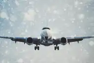 ¿Cómo hacen los aviones para volar entre hielo y temperaturas bajo cero?
