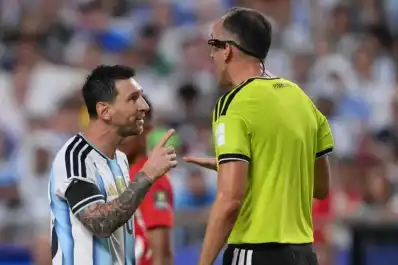 El árbitro de Argentina-Suiza dio detalles del enojo de Lionel Messi y justificó la expulsión de Embolo