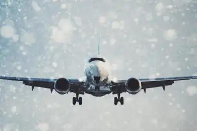 No es agua ni una limpieza: qué líquido usan en las alas de los aviones y para qué sirve
