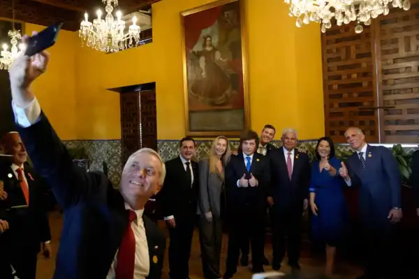 Milei proyecta una “cumbre azul” en Argentina: el plan para liderar la nueva derecha regional