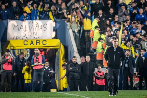 Rosario Central homenajeó a Lo Celso, pero un detalle en su campera terminó robándose todas las miradas