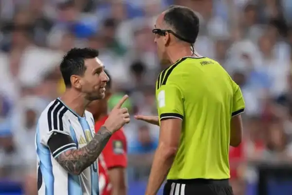 El árbitro de Argentina-Suiza dio detalles del enojo de Lionel Messi y justificó la expulsión de Embolo