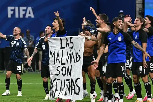 Tras posar con la bandera de Malvinas, dos jugadores de la Selección reforzaron la seguridad de sus casas