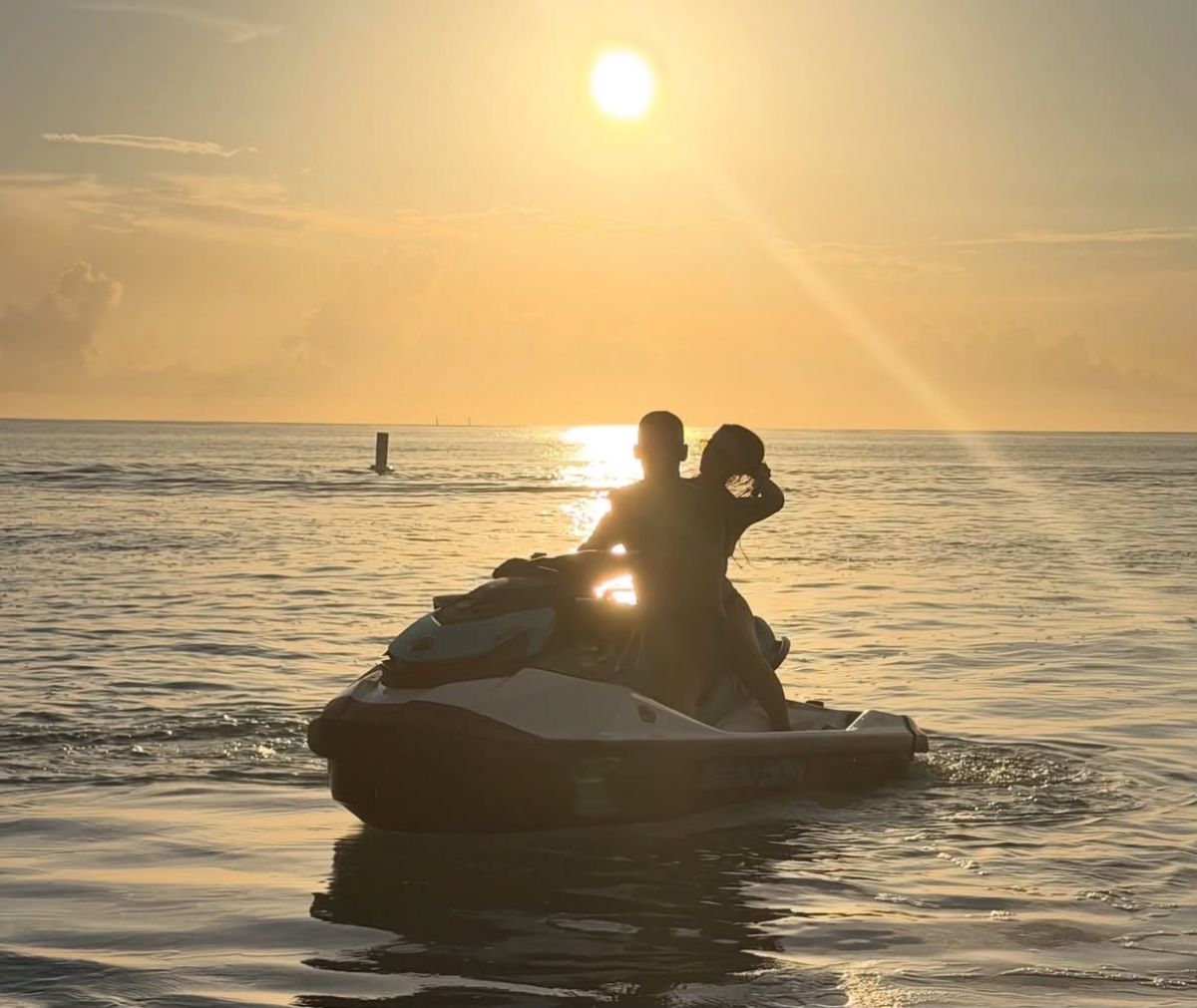 ATARDECER. El defensor de la Selección argentina disfrutó de un paseo en moto de agua junto a su esposa durante sus días de descanso frente al mar.