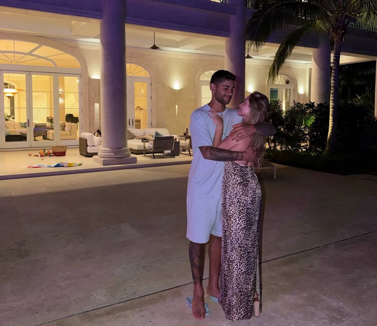 COMPLICIDAD. Cuti Romero y Karen Cavaller cerraron otra jornada de vacaciones con una romántica postal en el exclusivo lugar donde descansan junto a sus hijos.